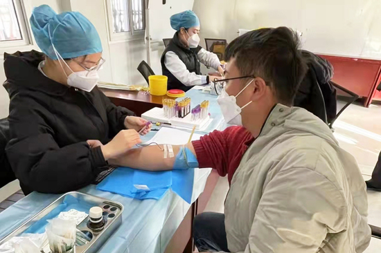 春日暖心行动：紫金农商银行来凤支行携手社区送健康与金融知识